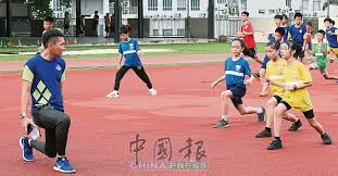 哈哈！只有最后一个让你意想不到的小后卫居然顶住了詹姆斯的蛮牛冲撞！这哥们真是下盘贼稳啊！